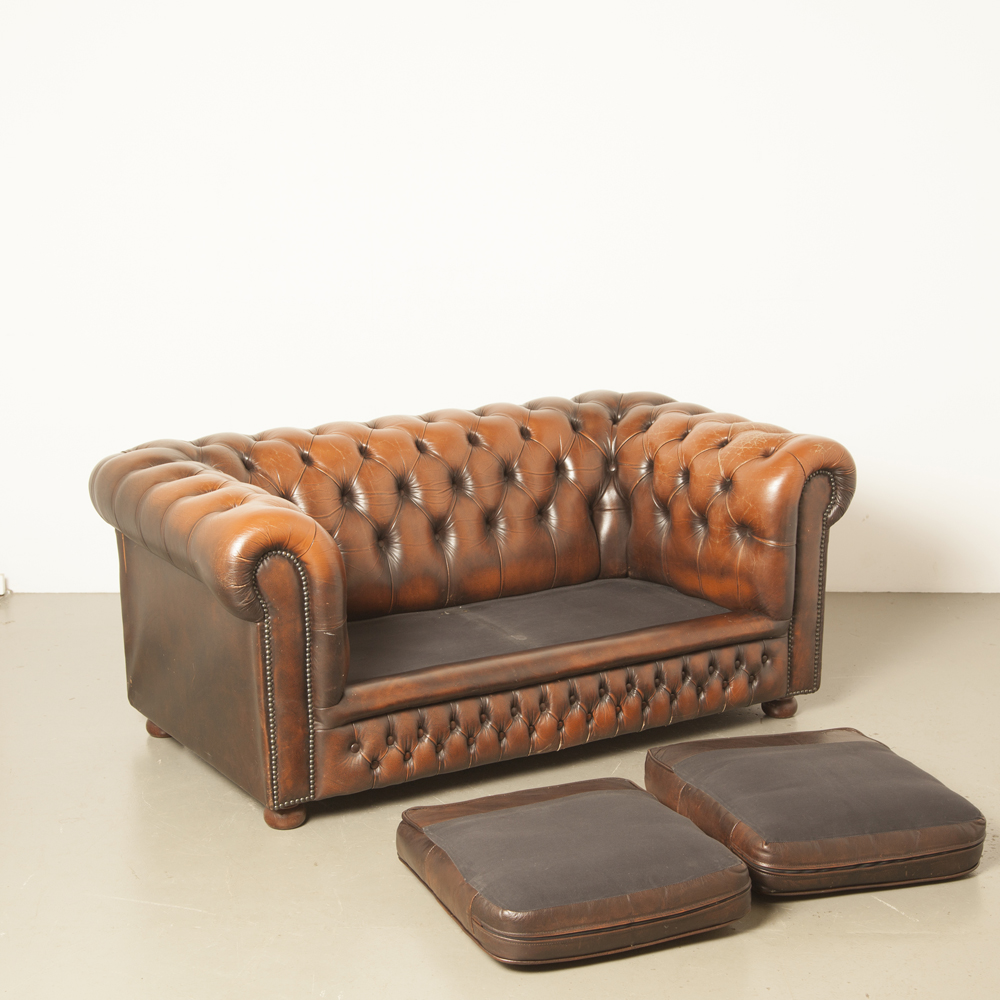 Chesterfield 2-seater couch ⋆ Neef Louis Design