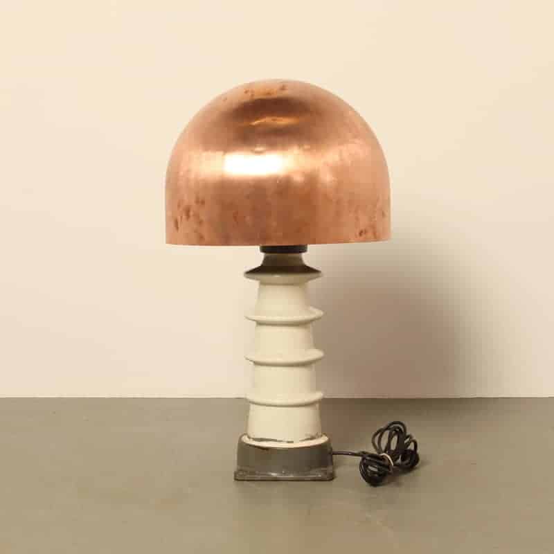 Lámpara de mesa con aislador superior de cobre