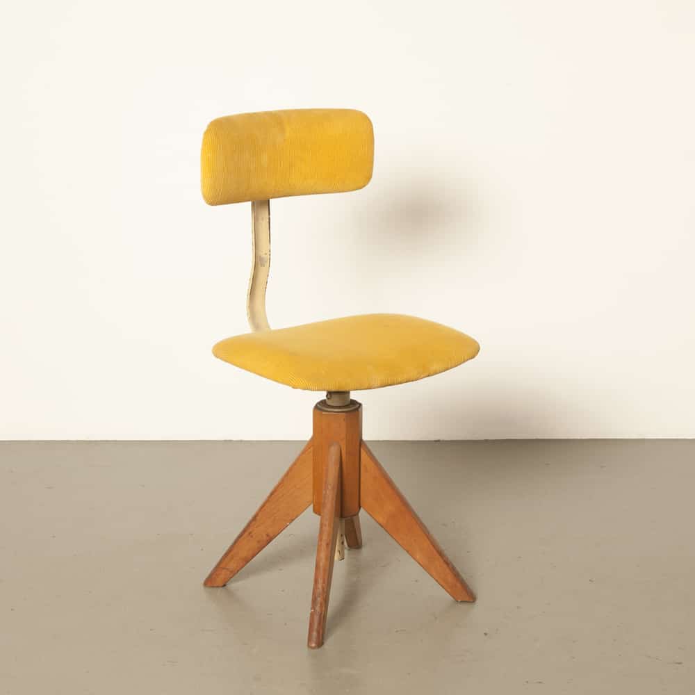 Pelko 21 bureaustoel Gispen Tweede Wereldoorlog typiste rug draaibaar houten voet onderstel eiken WH jaren 40 jaren 1940 industrieel vintage retro