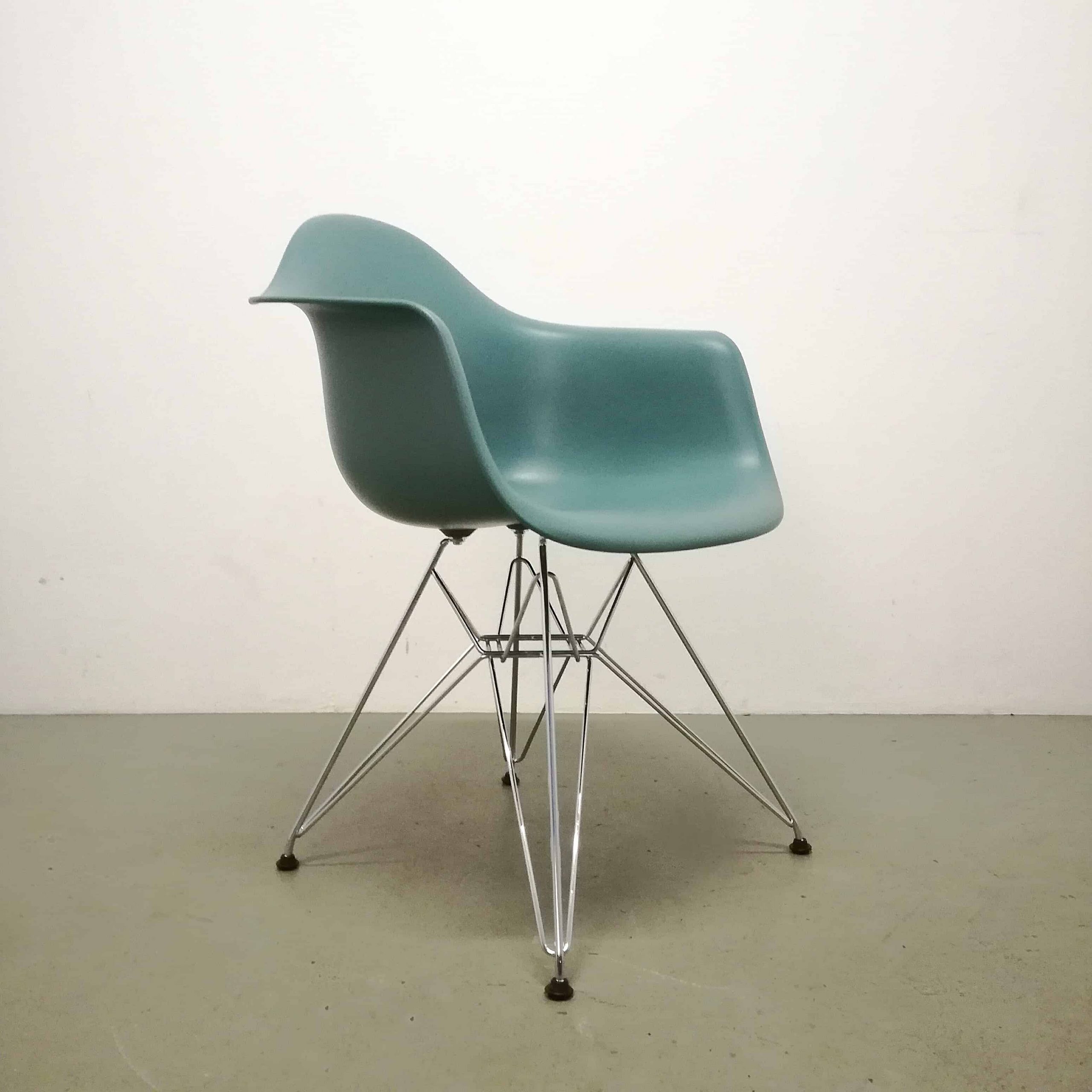 Stuwkracht consultant jeugd DAR chair by Charles and Ray Eames for Vitra ⋆ Neef Louis Design Amsterdam