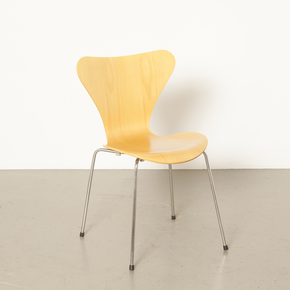 كرسي فراشات من خشب الزان Arne Jacobsen Fritz Hansen Denmark Series 7 ، كرسي أشقر قابل للتكديس خمسينيات وخمسينيات وخمسينيات القرن الماضي بتصميم عتيق وأرجل من الكروم الكلاسيكي قشرة غرفة الطعام