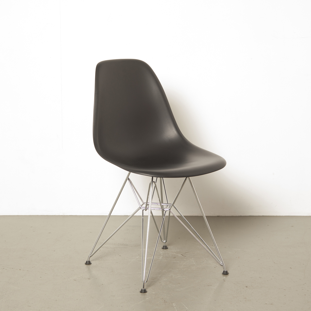 Black chair DSR Eames Vitra ⋆ Neef Design Amsterdam