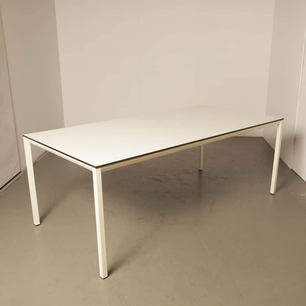 Mesa Ahrend Facet blanco trespa Friso Kramer 1960s sesenta atemporal clásico Sleek diseño minimalista vintage retro industrial