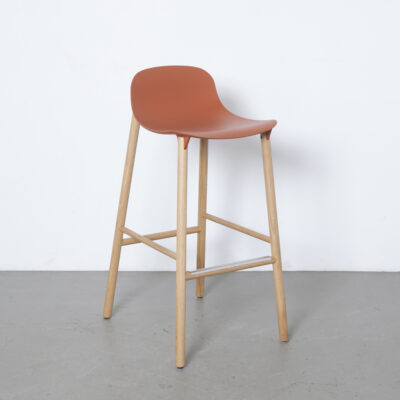 كرسي منخفض بمسند ظهر منخفض ، كرسي للبار ، Neuland Industriedesign Eva Paster Michael Geldmacher Kristalia Italy ، أرجل من الخشب الصلب ، مقعد بلاستيكي ، عنصر اقتران على شكل زعنفة ، تصميم حديث مستعمل معاصر 2010
