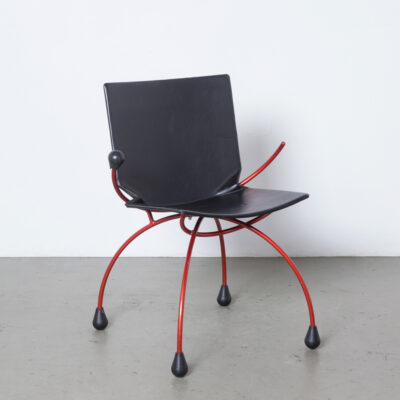 Очень редкое постмодернистское кресло Karel Boonzaaijer Pierre Mazairac Young International Нидерланды 1980-е XNUMX-е годы Мемфис, черная кожа, красная стальная рама, полукруг, пластиковые шариковые ручки для ног, сиденья, сиденья, голландский дизайн