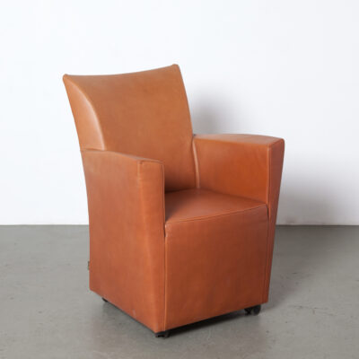 포커 의자 Gijs Papavoine Montis 네덜란드 품질 코냑 갈색 가죽 바퀴 쉬운 좌석 클럽 안락 의자 식사 안락한 호화로운 회의 좌석 좌석 네덜란드 디자인 현대 현대 2000s Noughties