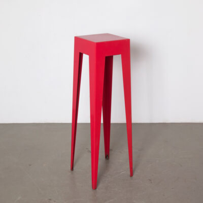 Nel Verschuuren Schouwburg Amstelveen Standing Bar Table Joosten Projecten folded heavy gauge sheet steel red powder-coated sturdy minimalistic modern splayed legs custom made not commercially available heavy duty built to last solid stable made-to-order exclusive architect designed