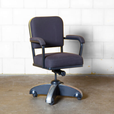 Cadeira de mesa de escritório Kingsit Ahrend cinza giratório mecanismo de inclinação ajustável em altura apoio de braço estofado moldura de tubo quadrado preto listra amarela de destaque