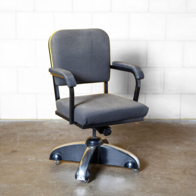 Cadeira de mesa de escritório Kingsit Ahrend cinza giratório mecanismo de inclinação ajustável em altura apoio de braço estofado moldura de tubo quadrado preto listra amarela de destaque
