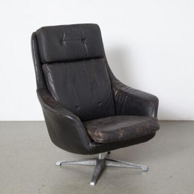 Poltrona Craquelé Escandinava Moderna pátina de couro preto envelhecida P42 / 7 alumínio fundido giratório com base de 4 dedos PeeM Finlândia vintage retro 60s 1960s XNUMXs XNUMXs meados de século assento de cadeira