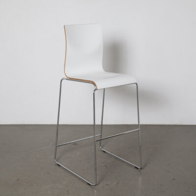 흰색 Barstool 썰매 받침대 흰색 모양의 구부러진 합판 쉘 멜라민 크롬 바-스틸 사다리꼴 발판 중고 디자인 현대 현대 2010 년대 의자 의자 XNUMX 인승
