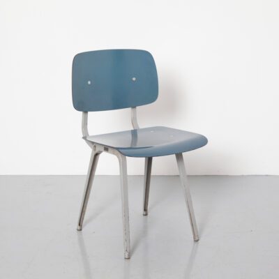 Revolt 椅子 Ahrend De Cirkel Friso Kramer 1950 年代五十年代经典时尚永恒设计复古工业荷兰设计原始古色 50 年代淡灰色框架 ciranol 欢快的蓝色 pagholz 座椅靠背粉末涂层折叠钢板座椅中世纪现代