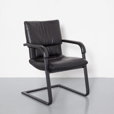 Figura cadeira de escritório para conferências Mario Bellini Vitra preto em couro preto cinturão de luxo design espartilho apoios de braços acolchoados cantilever robusto assinado rotulado 80s 1980s XNUMXs vintage retro