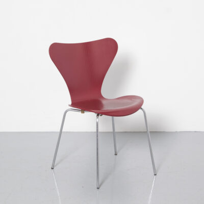 كرسي فراشة أحمر غامق Arne Jacobsen Fritz Hansen Denmark Series 7 كرسي قابل للتكديس خمسينيات وخمسينيات وخمسينيات القرن الماضي بتصميم عتيق وأرجل من الكروم الكلاسيكي لغرفة الطعام قشرة في منتصف القرن أنبوب خشب رقائقي منحني على شكل حديث