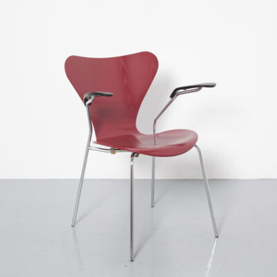 蝴蝶椅深红色 Arne Jacobsen Fritz Hansen 丹麦系列 7 椅子扶手可堆叠 50 年代 1950 年代五十年代复古复古设计经典镀铬腿餐厅饰面中世纪现代形弯曲胶合板管