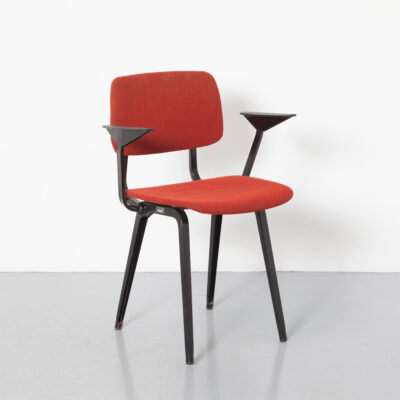 Revolt 椅子 Ahrend De Cirkel Friso Kramer Red Cavalry Twill Hopsack 织物塑料扶手经典时尚永恒设计原始古色黑色框架粉末涂层折叠钢板座椅靠背座椅工业荷兰设计复古 50s 1950s 五十年代中叶现代