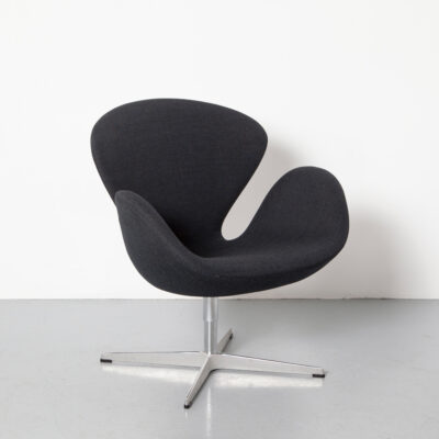 天鹅椅型号 3320 Arne Jacobsen Fritz Hansen Republic 丹麦 antraciet 炭灰色黑色织物铝旋转星形底座休息室轻松手臂设计经典图标有机形状复古复古世纪中叶现代 50 年代 1950 年代五十年代