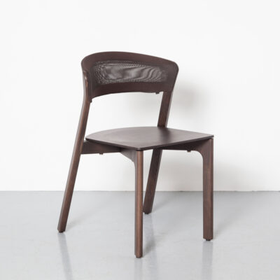Arco Café Chair Jonathan Prestwich Smoke Oak 너도밤나무 합판 갈색 netweave 등받이 쌓을 수 있는 쌓을 수 있는 단단한 나무 보조개 좌석 좌석 모던 컨템포러리 2010년대 디자인
