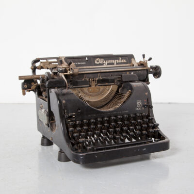 Олимпия модель 8 Пишущая машинка Немецкая офисная черная стандартное рабочее оборудование машинная эпоха эпоха шикарная тяжелая массивная крепкая антикварная винтажная ретро-индустрия 30-е 1930-е годы XNUMX-е годы