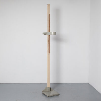 مقياس مقياس تناظري عتيق JM Kleman & Zoon Gerrit Rietveld Style De Stijl التصميم الهولندي البسيط صانعو الأدوات الملكية أمستردام قياس ارتفاع محطة أداة الرجعية منتصف القرن الحديث 30s 1930s الثلاثينيات