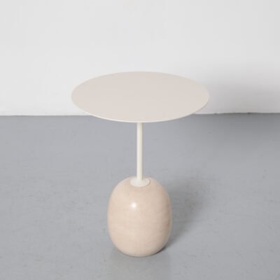 LatoLN8サイドテーブルと伝統と伝統LucaNichettoアイボリースチールトップCremaDiva大理石ベースロリポップマシュマロ彫刻デザインシンプルモダンコンテンポラリー2010年代
