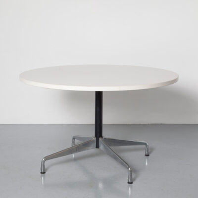 Segmented Table Charles Ray Eames Vitra HPL 화이트 원형 원형 상단 크롬 다이캐스트 알루미늄 베이스 다리 블랙 스탠드 기둥 회의 작업 식당 디자인 클래식 빈티지 레트로 60년대 1960년대 XNUMX년대 미드 센츄리 모던 녹청