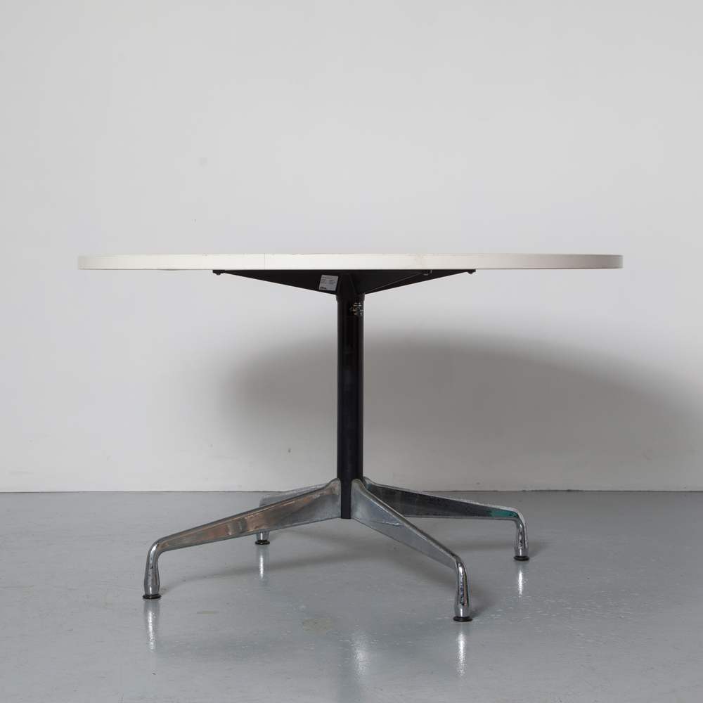 antenne Doe mijn best na school Segmented Table Charles Ray Eames Vitra round white ⋆ Neef Louis Design  Amsterdam