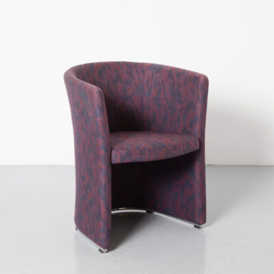 Кресло Kinnarps Purple Melange, огнеупорное кресло в форме бочонка, сидение, офис, конференция, встреча, прием, 90-е годы, 1990-е годы, девяностые годы, современный современный Швеция, тканая обивка из смеси шерсти.
