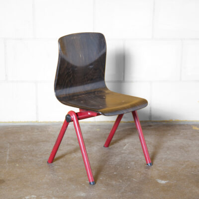 Thur-Op-Seat estrutura de tubo vermelho cadeira de escola infantil Galvanitas Pagholz pernas de bússola PAG assento de madeira pagwood empilhamento de cantina salão de montagem empilhável revestido a pó design holandês industrial 60s 1960s sessenta anos sessenta retro