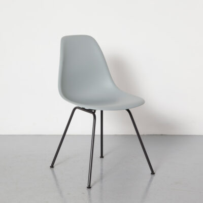 كرسي DSX Charles Ray Eames Vitra قشرة بلاستيكية رمادية اللون أسود أنبوب قاعدة فولاذية أرجل قابلة للتعديل تصميم قدم التسوية جانب ارتفاع الطعام الكلاسيكي الجديد في منتصف القرن الحديث الكلاسيكي الخمسينيات الخمسينيات الخمسينيات شهادة الأصالة