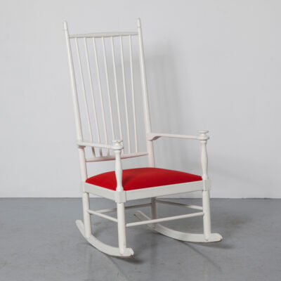 كرسي إيزابيلا الهزاز Karl-Axel Adolfsson Gemla أبيض أحمر سويد مرتفع الظهر مساند للذراع مغزل عالي الظهر مقابض مقابض كرسي بذراعين كرسي هزاز من الخشب الصلب الصلب تصميم كلاسيكي إسكندنافي حديث عصري في منتصف القرن الخمسينيات الخمسينيات من القرن الماضي