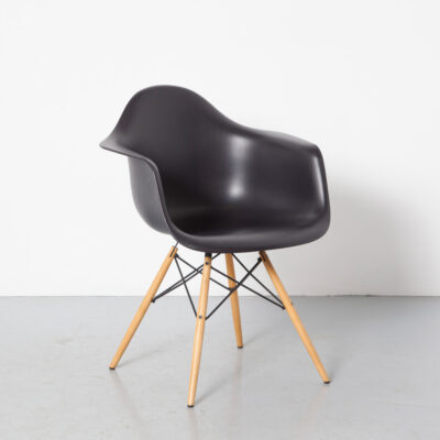 DAW 椅子 Charles Ray Eames Vitra 黑色塑料扶手椅新高度外壳金色枫木腿杆交叉支柱设计经典用餐高度木底座中世纪现代复古复古 50 年代 1950 年代 XNUMX 年代扶手座椅
