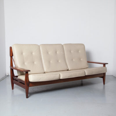 Бразильский модернистский диван бежевая кожа бразильский палисандр jacaranda Jean Gillon Italma WoodArt подушки сплошной формы скульптурная веретенообразная тесьма винтаж ретро модерн середины века 60-е 1960-е сидения на диване