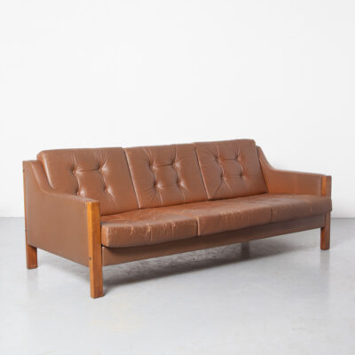 Danish design sofa Børge Mogensen Fredericia style milk chocolate brown leather craquelé 3-seater buttoned padded cushions solid wood frame legs squared-off design slab sides back vintage retro mid-century modern 70s 1970s seventies seating