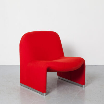 كرسي Alky Giancario Piretti Castelli الأحمر Anonima Lounge كرسي بذراعين سهل إيطالي عصر الفضاء الإيطالي قاعدة الألومنيوم المصبوب قماش منسوج تنجيد سحاب إسفنج عتيق منتصف القرن الحديث الستينيات الستينيات