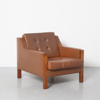Danish design armchair Børge Mogensen Fredericia style milk chocolate brown leather craquelé 3-seater buttoned padded cushions solid wood frame legs squared-off design slab sides back vintage retro mid-century modern 70s 1970s seventies seating lounge easy chair
