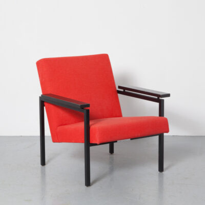 نموذج 30 كرسي بذراعين Gijs van der Sluis Stalen Meubelen Culemborg تنجيد منسوج أحمر إطار أنبوب مربع أسود عائم مسند ذراع من الخشب الصلب بخطوط نظيفة وظيفية تصميم هولندي بسيط كرسي مريح عتيق منتصف القرن الحديث الستينيات الستينيات الستينيات