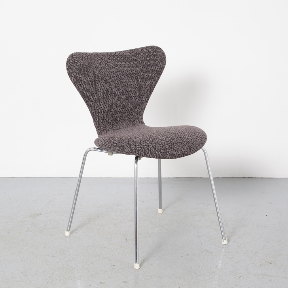 voorkant rek Doorzichtig Vlinderstoel Arne Jacobsen Fritz Hansen nieuw gestoffeerd ⋆ Neef Louis  Design Amsterdam