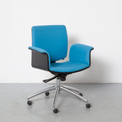 Fado KKS Cadeira de conferência Vepa azul 5-toe base cruzada preto assento de mesa de escritório de reunião folheado de faia manchado em forma dobrada giratória altura ajustável rodas de inclinação rodízios design holandês fabricação contemporânea moderno