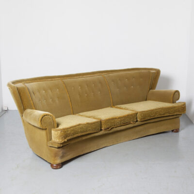 Sofá curvo de los años 70 reluciente verde oliva descolorido borde dorado estilo sofá asientos mohair terciopelo d'utrecht tapicería bien proporcionado sensual abrazando doblado redondeado 1970s XNUMXs