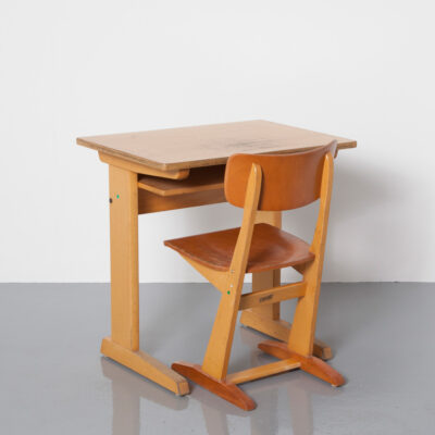 Children's School Chair Desk Set Young-teen middle Casala Karl Nothelfer Carl Sasse 단단한 너도밤나무 나무 프레임 합판 사용 낡은 녹청 디자인 클래식 아이콘 독일 학문적 좌석 빈티지 레트로 미드 센츄리 모던 50년대 1950년대 XNUMX년대 업데이트된 사이드 테이블