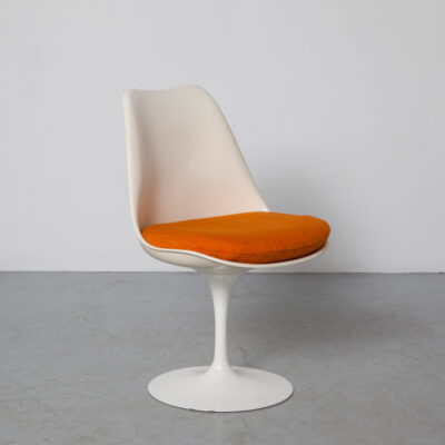 كرسي توليب Eero Saarinen Knoll International Studio Orange Pedestal Collection الأصلي ستة برغي تصميم أصيل كلاسيكي بوق قاعدة الألمنيوم المطلي بمسحوق أبيض كريم مصبوب من الألياف الزجاجية عتيق الخمسينيات الخمسينيات منتصف القرن الحديث