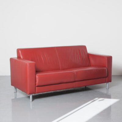 Красный кожаный диван Lawson с квадратными подлокотниками, боковая панель, лоскутное шитье, спинка, серебряные ножки, прямоугольный дизайн, прямоугольная двойная строчка, бейсбольные сиденья, современный модерн, 10-е годы, 2010-е годы, двадцать десятков