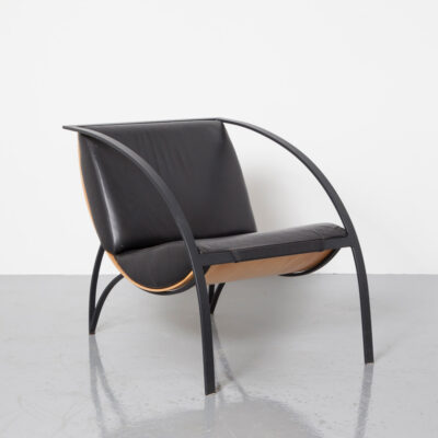 Karlo 扶手椅 Karl Friedrich Förster KFF 设计黑色纯素皮革弯曲胶合板座椅外壳粉末涂层金属框架 Menphis PostModern 椅子座椅 80 年代 1980 年代 XNUMX 年代