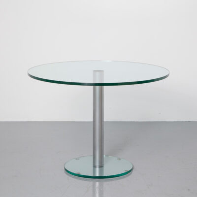 طاولة بقاعدة زجاجية مستديرة ، طاولة طعام دائرية ، قاعدة عمود حديثة ، مادة لاصقة حديثة مطلية بالكروم ، مستوحى من جيمس إيرفين ، التصميم الحديث المعاصر ، 2000s