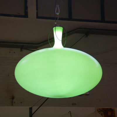 No Fruit Lamp Anthony Duffeleer Dunkles, durchscheinendes, weißes Polyethylen strahlt weiches Licht aus, große G5 T16-Leuchtstoffröhre, preisgekröntes Hängependeldesign, modernes zeitgenössisches 2000er-Jahre-Nullzigerjahre, Belgien, Kunststoffkugel, grün
