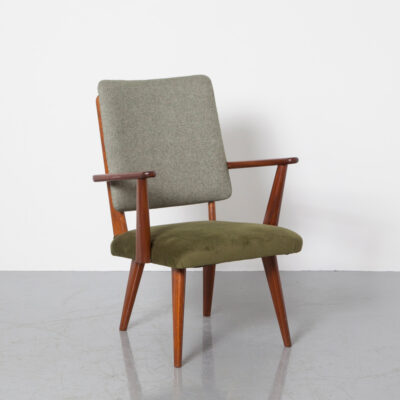 كرسي بذراعين من Vintage Fifties ، تنجيد جديد من قماش القطيفة باللون الأخضر الزيتوني ، مقعد منسوج من الصوف باللون الأخضر والأبيض ، من الخلف ، كرسي بإطار من الخشب الصلب الاستوائي الداكن الصلب ، ذراع استراحة سهل منتصف القرن بتصميم عصري أنيق وعصري للجلوس في خمسينيات القرن الماضي