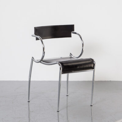 Postmoderne stoel chromen buis zwart leer ronde armleuningen kronkelig sensueel Italiaans gevormd frame taps toelopende poten dik zadel rugleuning gebogen post modern jaren 80 jaren 1980 jaren XNUMX
