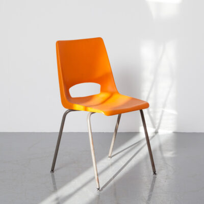 オレンジ色のプラスチック製の椅子 Philippus Potter Ahrend Design De Cirkel 緑青の摩耗 学校 教会 多目的 スタッキング 積み重ね可能な ワンピース シート シェル オレンジ色の皮 テクスチャ グレー 粉体塗装 チューブ フレーム 脚 ビンテージ レトロ ミッドセンチュリー モダン 60年代 1960年代 XNUMX年代 座席