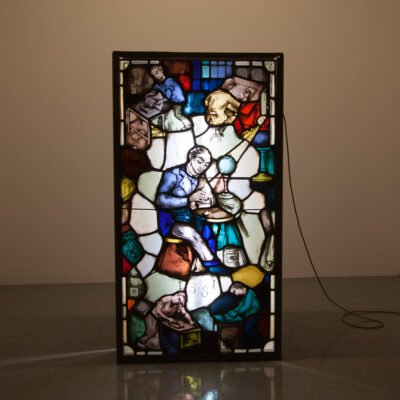 Hubert Estourgie Stained Glass Publishing Typesetter Panel 75-jähriges Jubiläum Buchdruckerei Buchdrucker Künstler Dutch Vintage Retro Mid-Century Modern 50s 1950s XNUMXs Lamp Light Box Media